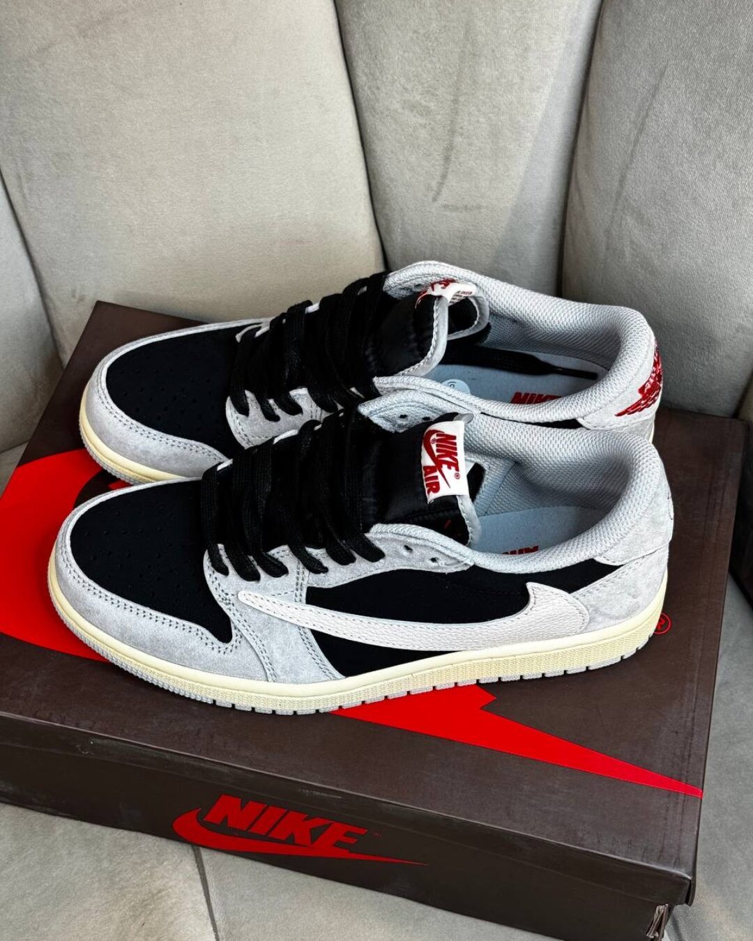 Кеды Travis Scott x Air Jordan 1 Smoke Grey — изображение 3