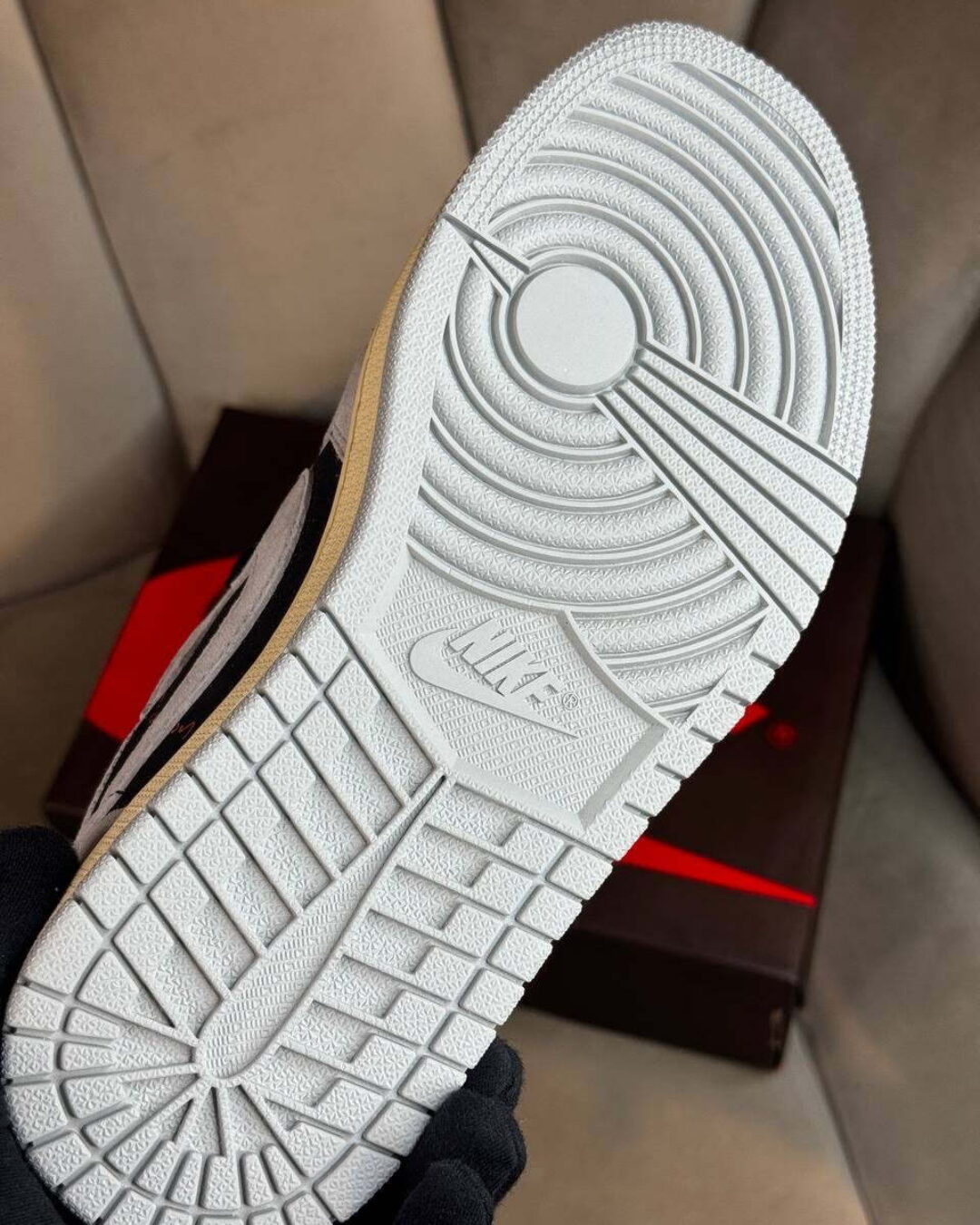 Кеды Travis Scott x Air Jordan 1 Smoke Grey — изображение 6