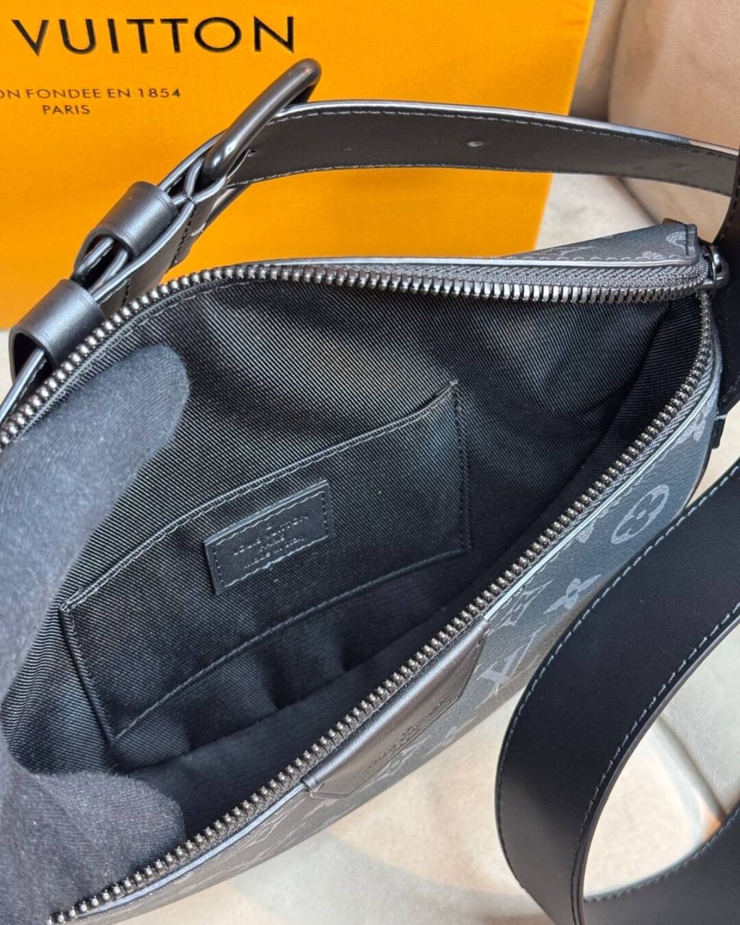Сумка Louis Vuitton Moon Crossbody — изображение 3