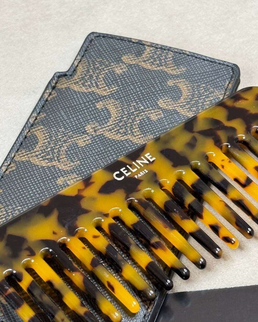 Расческа Celine — изображение 2