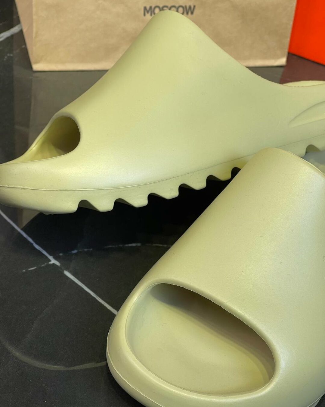 Yeezy Slide "Resin" — изображение 4