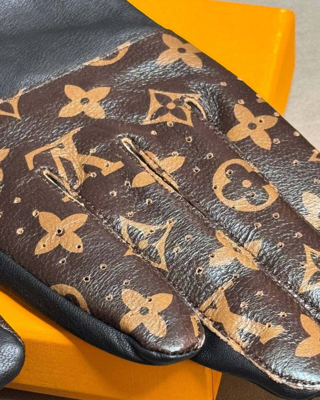 Перчатки Louis Vuitton x Supreme — изображение 2
