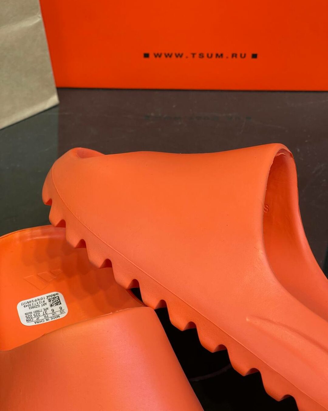 Yeezy Slide "Enflame Orange" — изображение 3