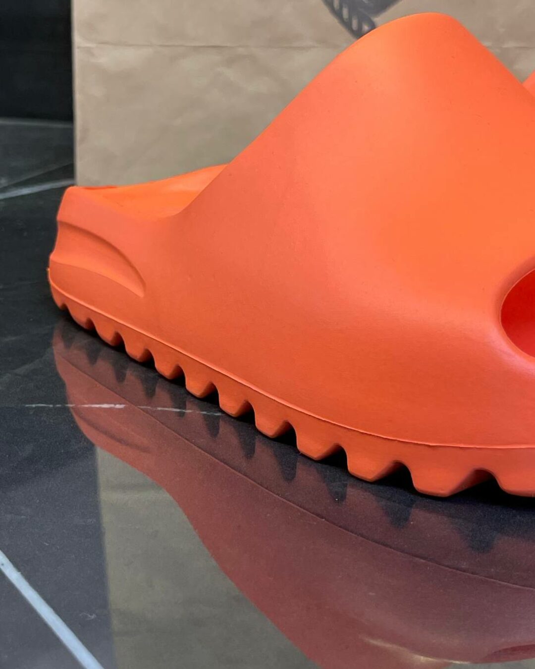Yeezy Slide "Enflame Orange" — изображение 5