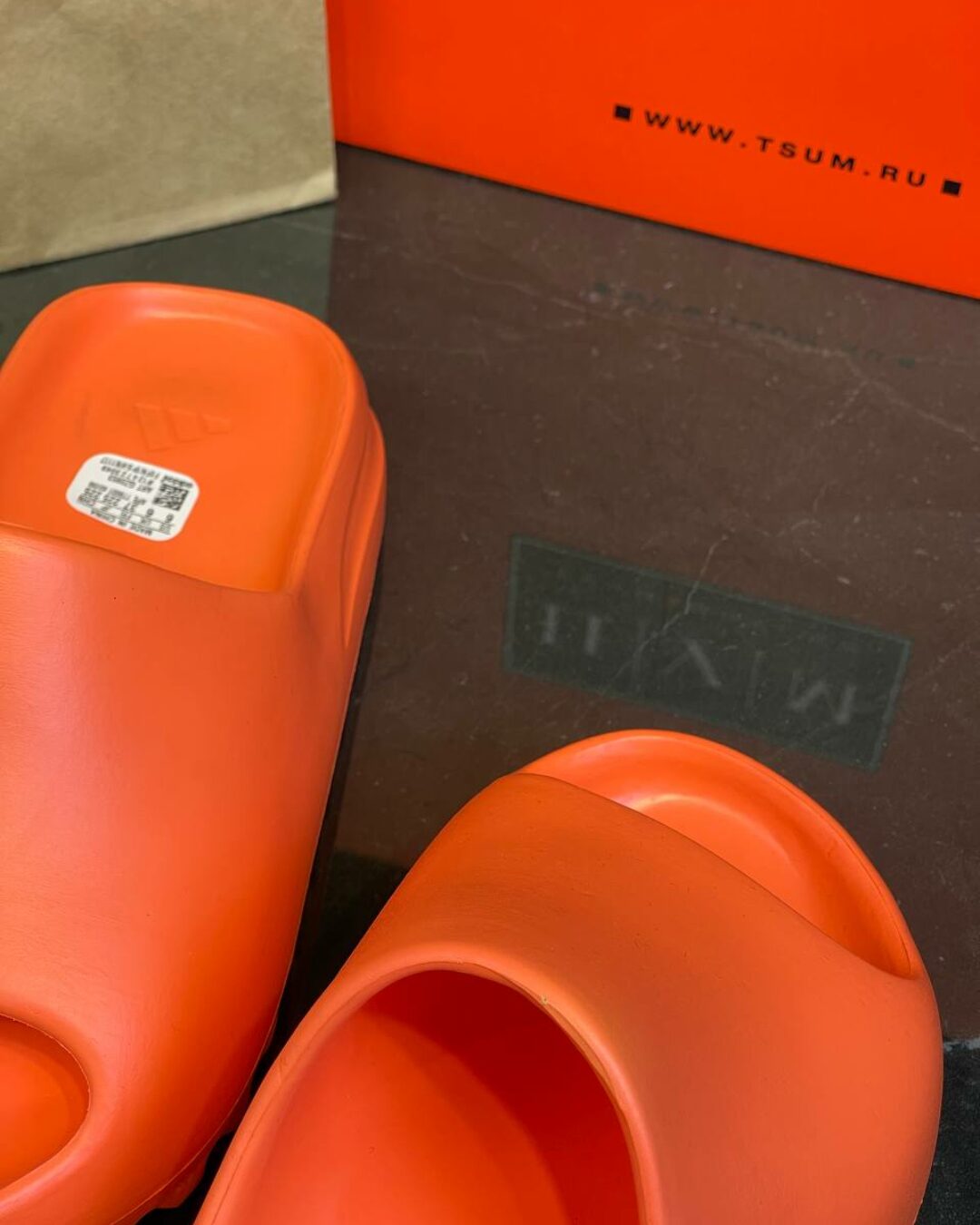 Yeezy Slide "Enflame Orange" — изображение 9