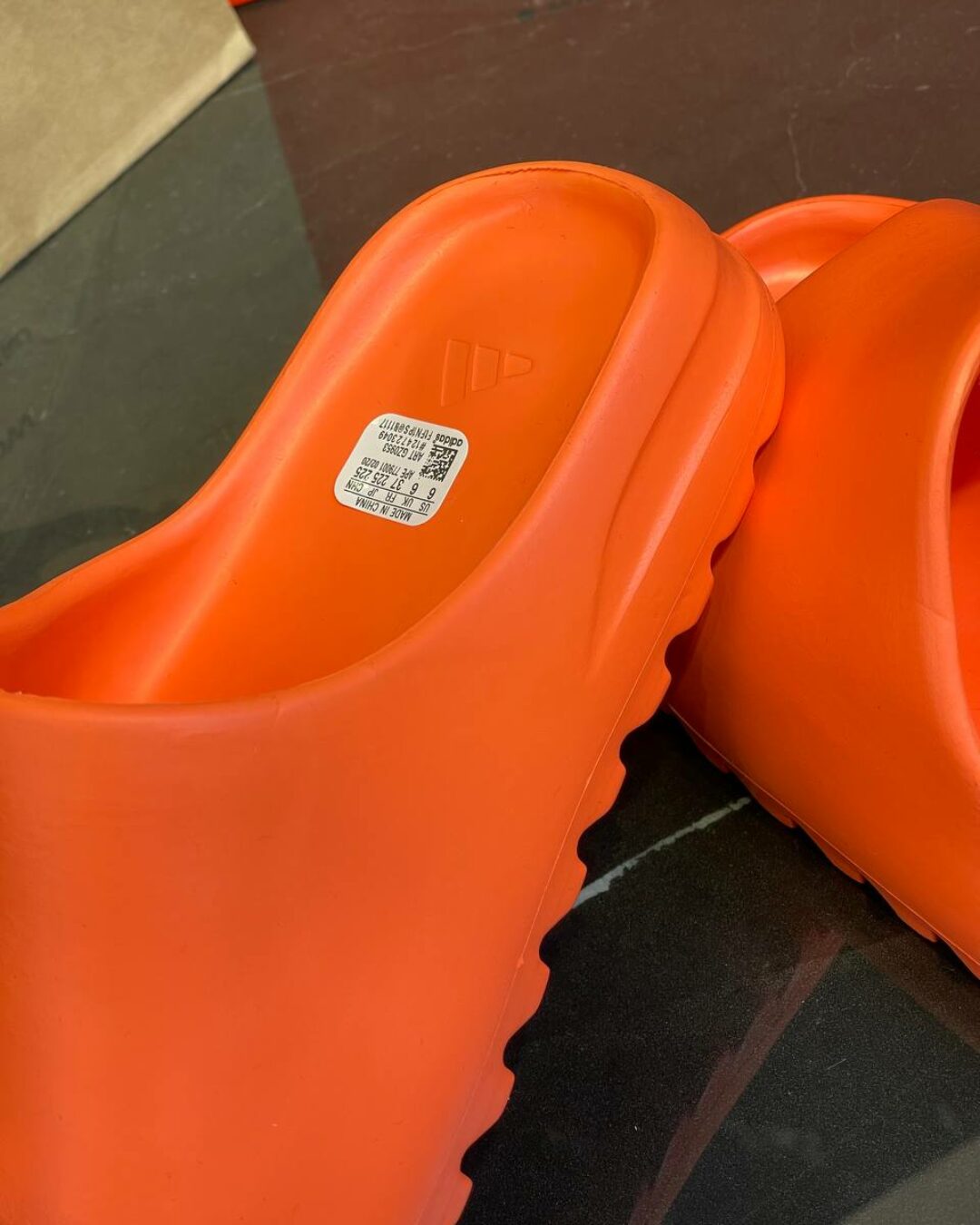 Yeezy Slide "Enflame Orange" — изображение 7