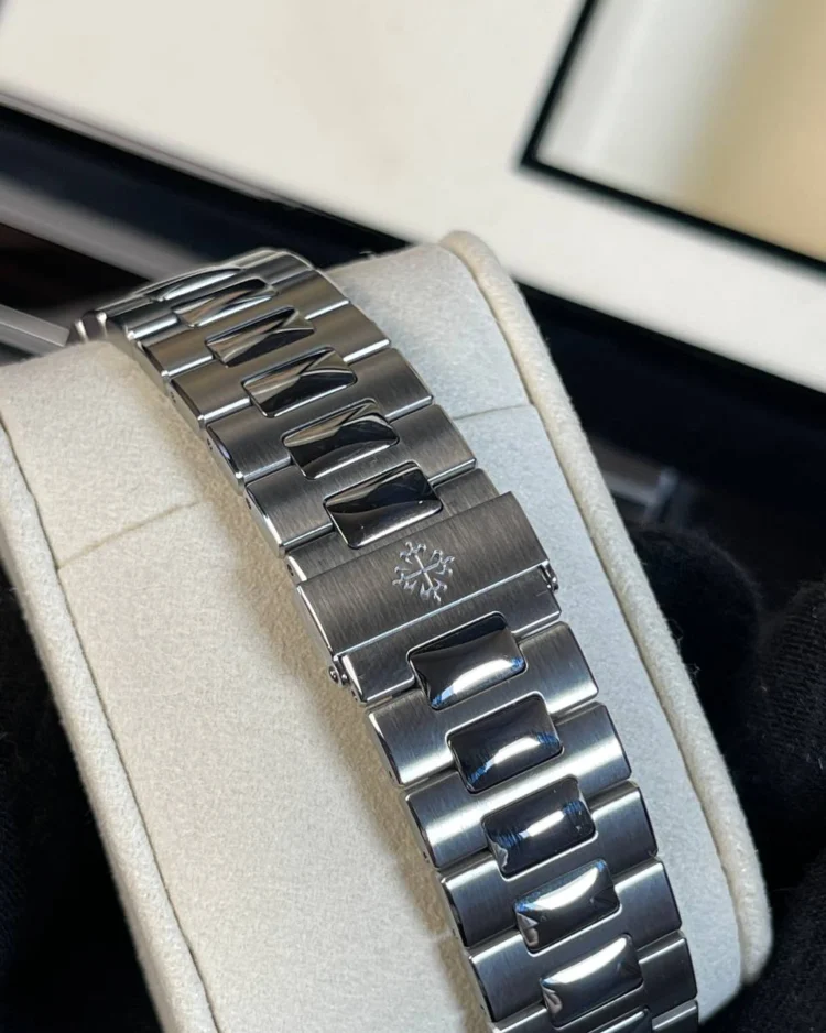 Часы Patek Philippe Nautilus — фото 9