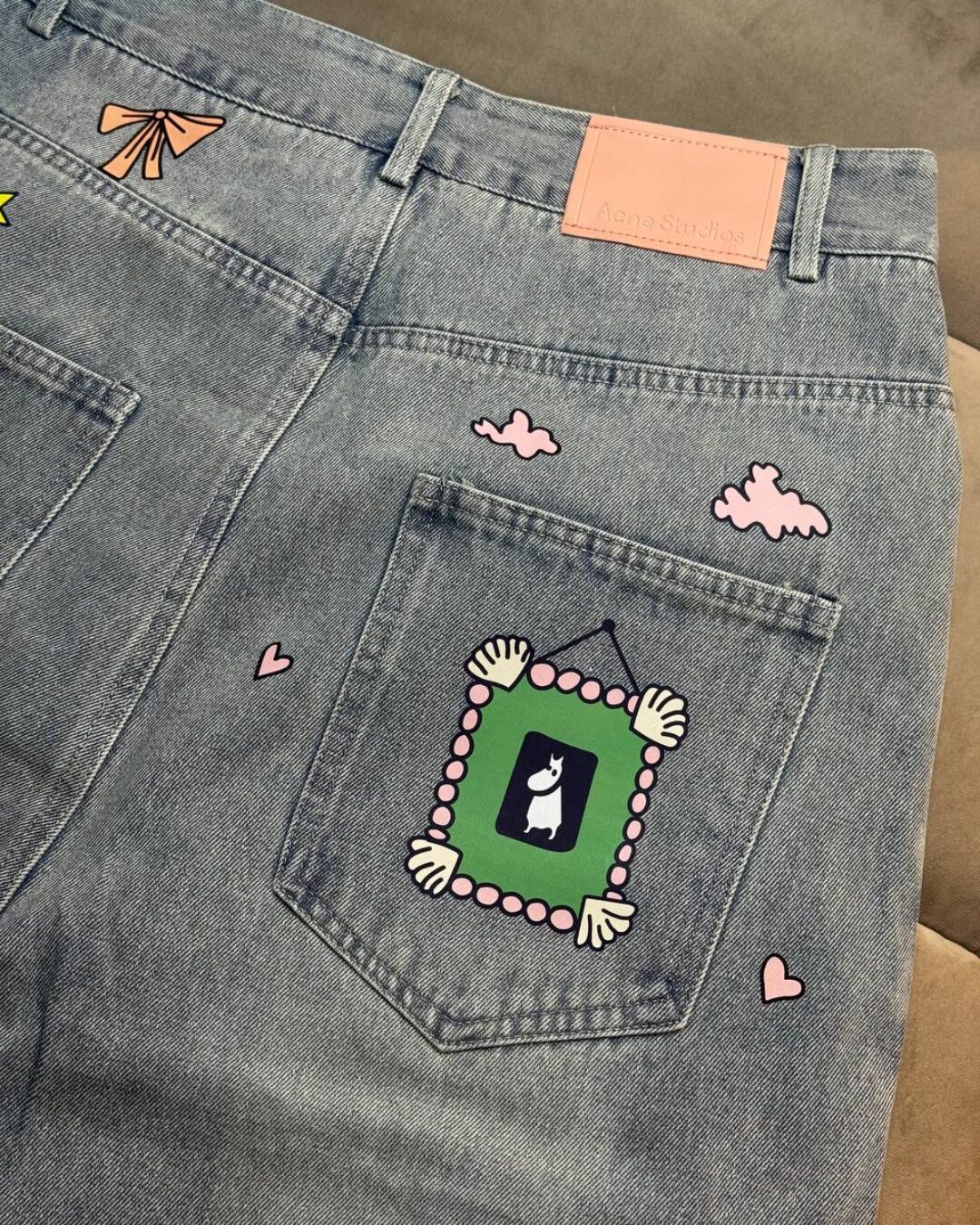 Джинсы Acne x Moomin — изображение 9