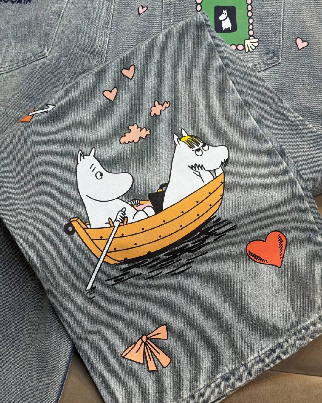 Джинсы Acne x Moomin — изображение 10