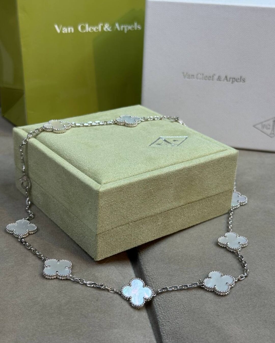 Колье Van Cleef & Arpels Vintage Alhambra (Silver/Reflective/Poly) — изображение 6