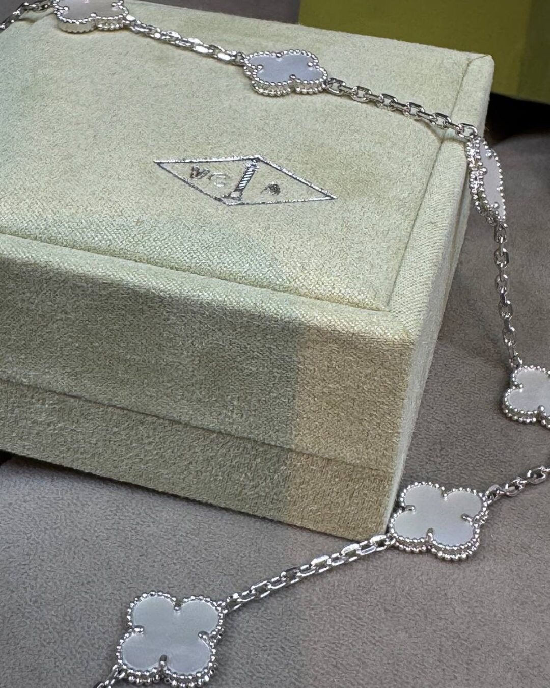 Колье Van Cleef & Arpels Vintage Alhambra (Silver/Reflective/Poly) — изображение 8
