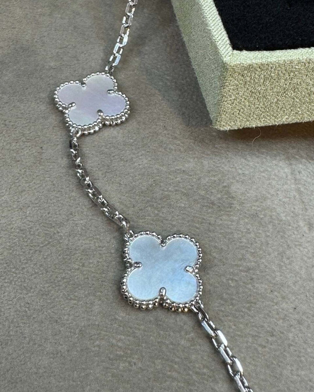 Колье Van Cleef & Arpels Vintage Alhambra (Silver/Reflective/Poly) — изображение 4