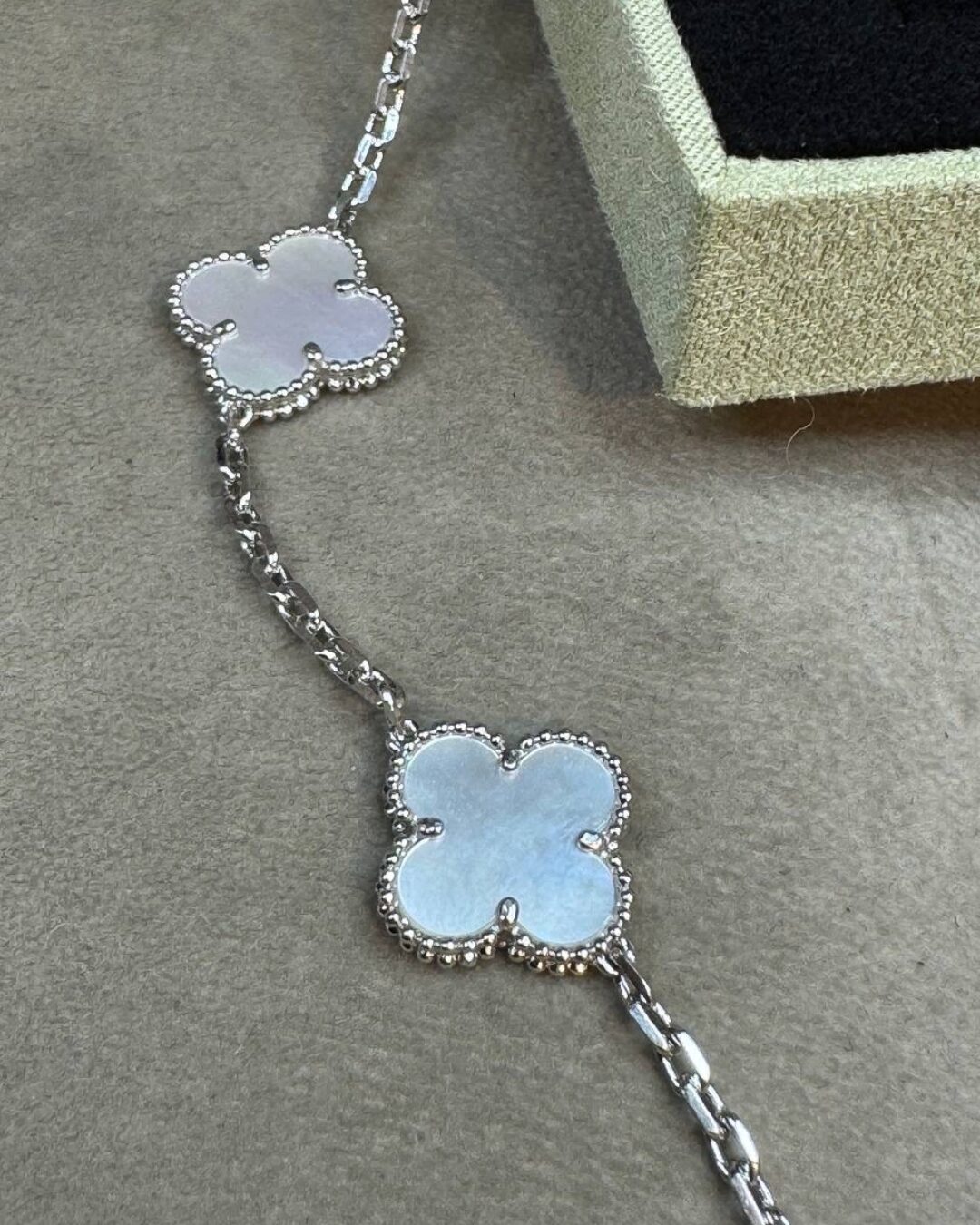 Колье Van Cleef & Arpels Vintage Alhambra (Silver/Reflective/Poly) — изображение 4