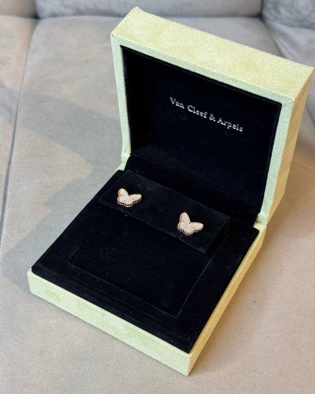 Серьги Van Cleef & Arpels Vintage Alhambra (Gold/White) — изображение 3