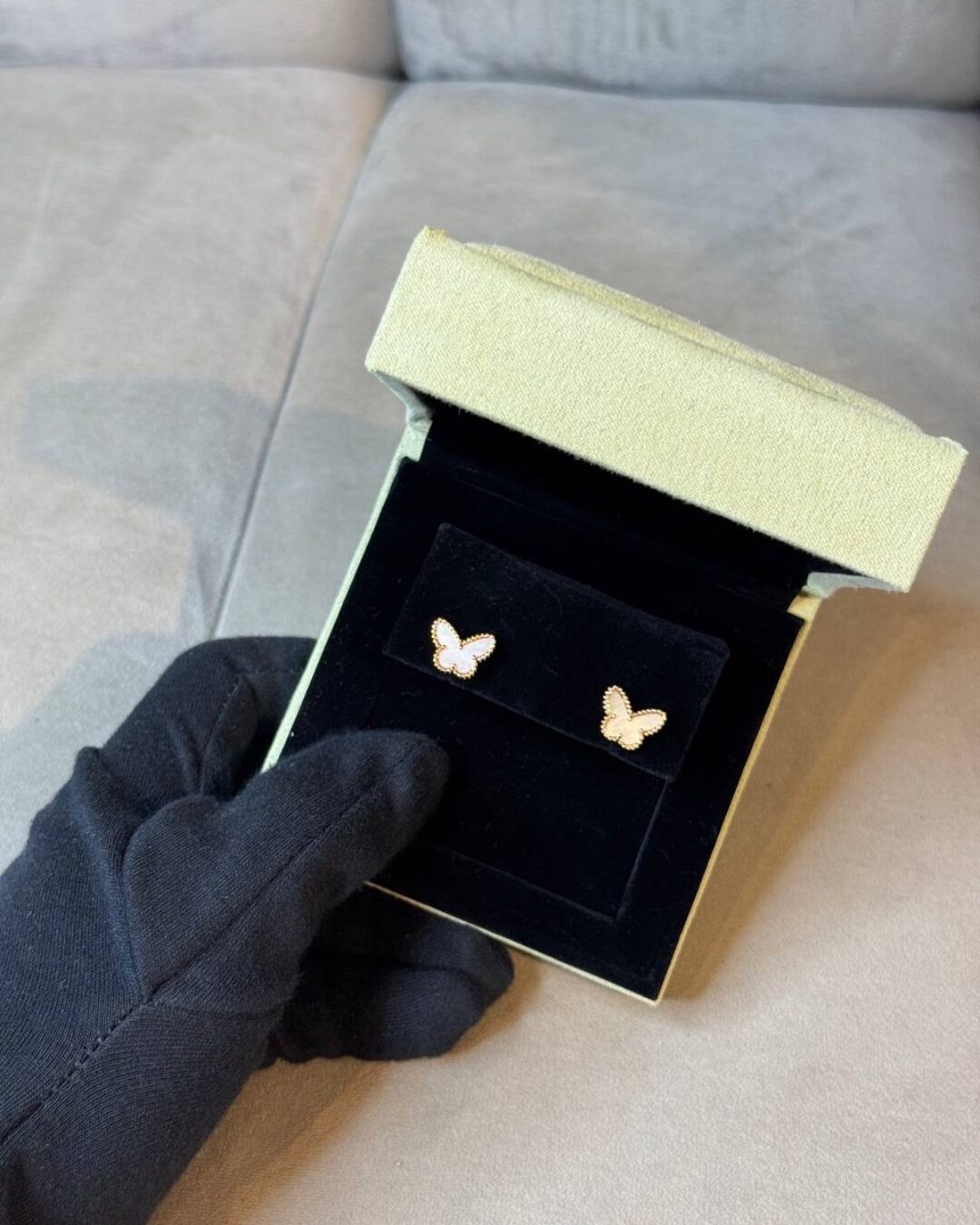 Серьги Van Cleef & Arpels Vintage Alhambra (Gold/White) — изображение 4