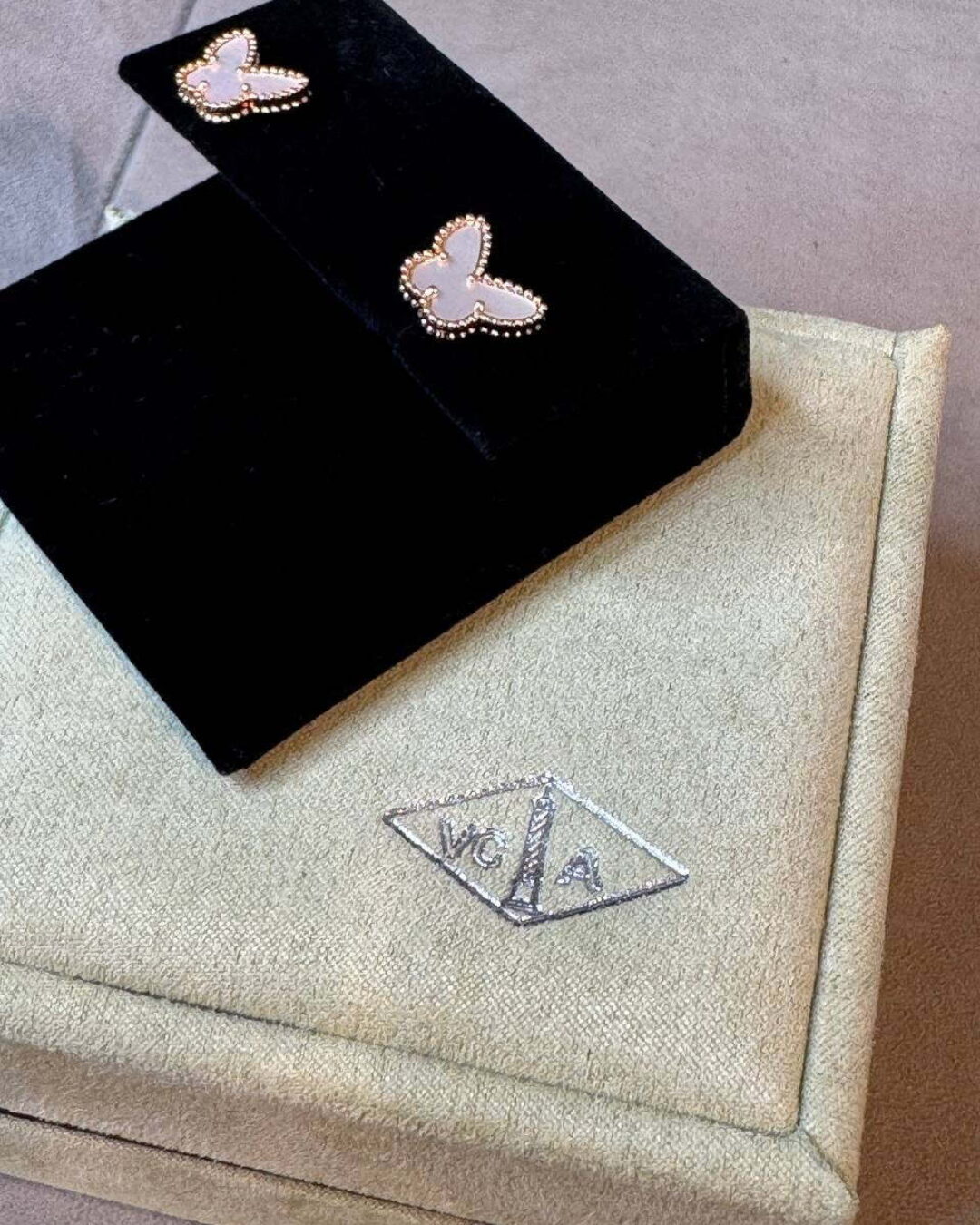 Серьги Van Cleef & Arpels Vintage Alhambra (Gold/White) — изображение 5