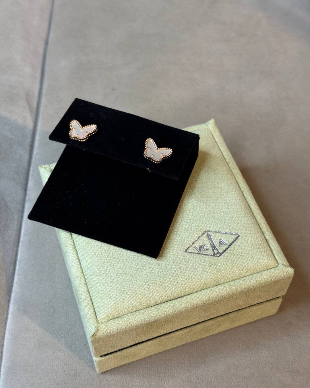 Серьги Van Cleef & Arpels Vintage Alhambra (Gold/White) — изображение 6
