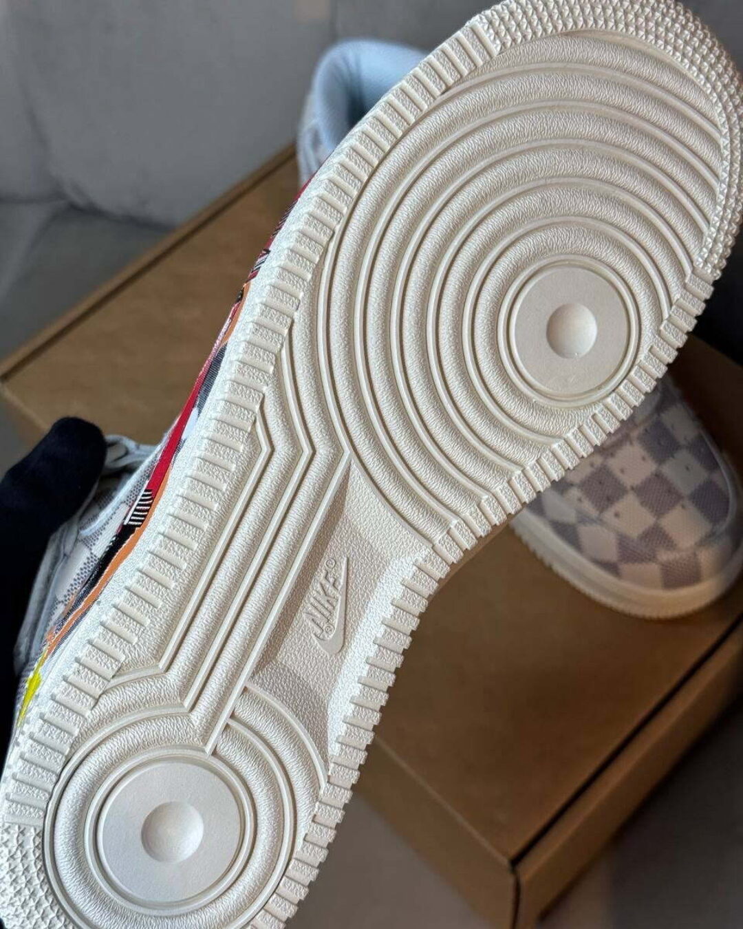 Кроссовки Nike Louis Vuitton x Air Force 1 Mid 'Graffiti' — изображение 3