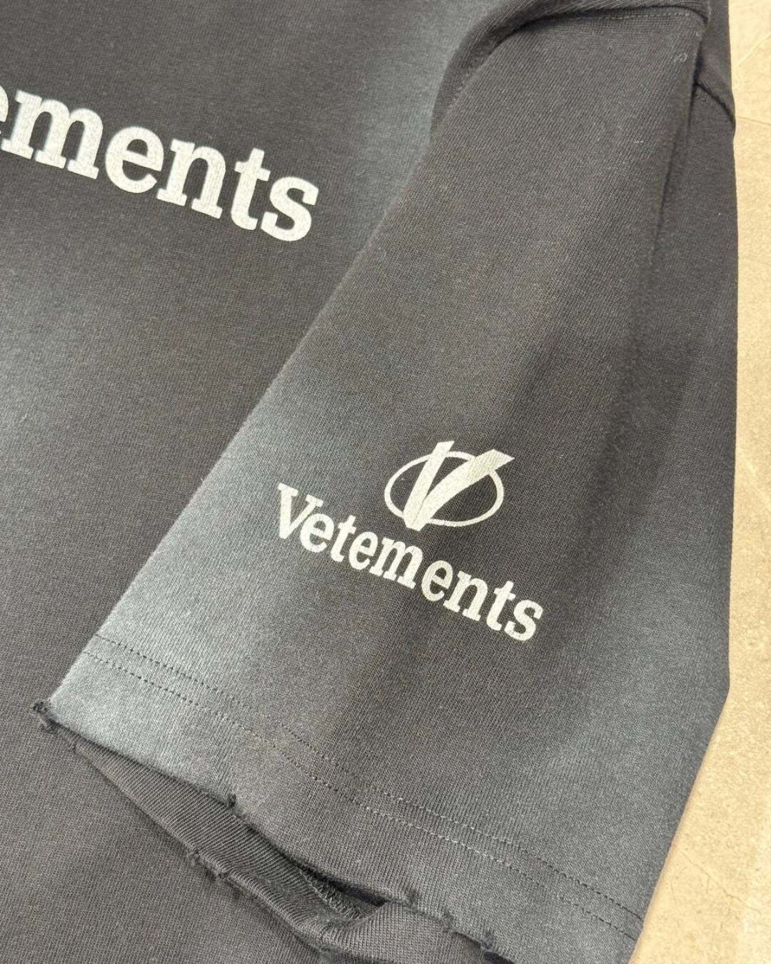 Футболка Vetements Logo — изображение 9
