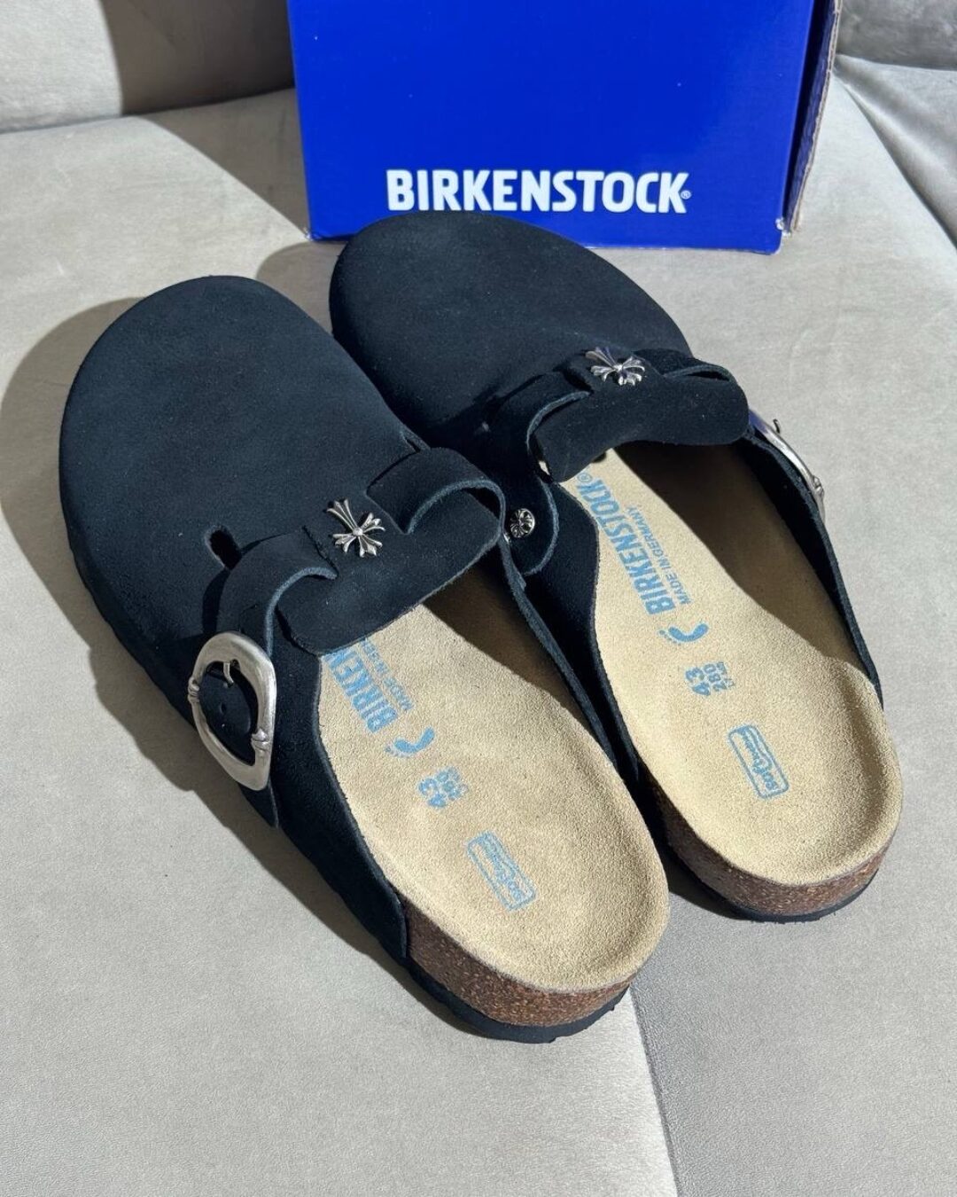 Сабо Birkenstock x Chrome Hearts — изображение 9