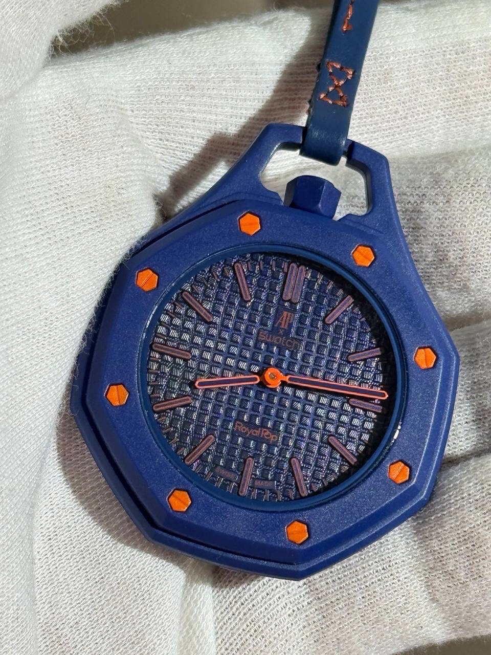 Часы Audemars Piguet x Swatch Royal Pop Orenji Hachi — фото 5