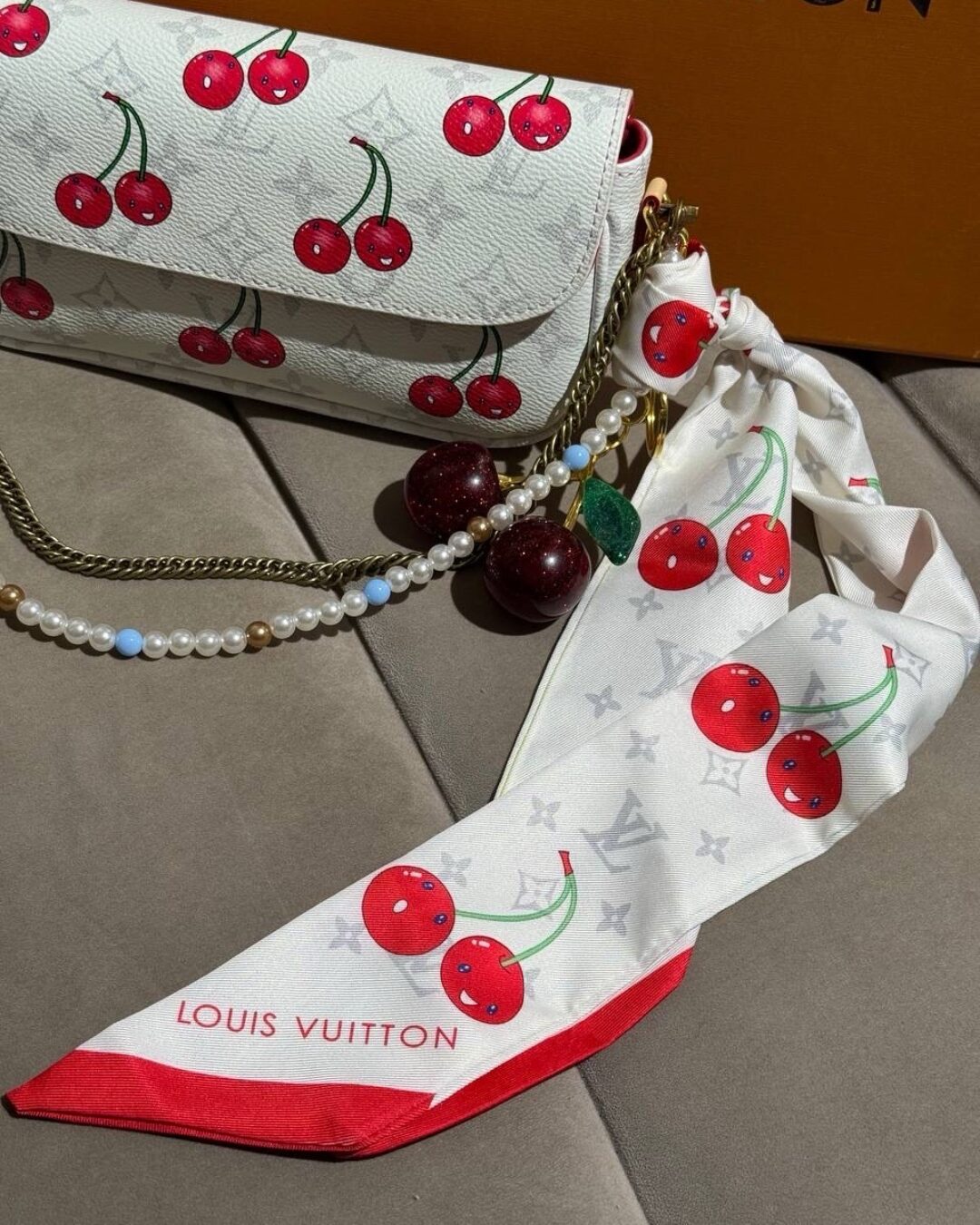 Сумка Louis Vuitton x Takashi Murakami Cherry Wallet on Chain Ivy. — изображение 2