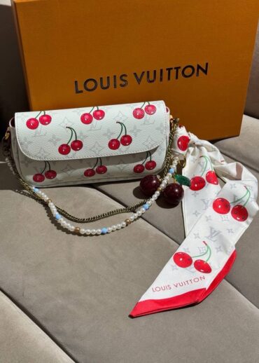 Сумка Louis Vuitton x Takashi Murakami Cherry Wallet on Chain Ivy.