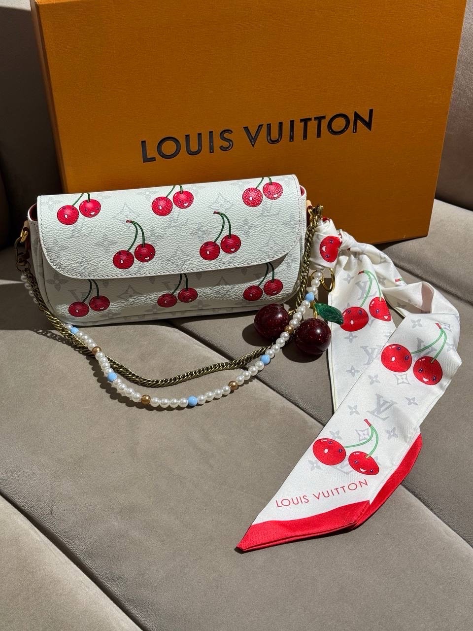 Сумка Louis Vuitton x Takashi Murakami Cherry Wallet on Chain Ivy.