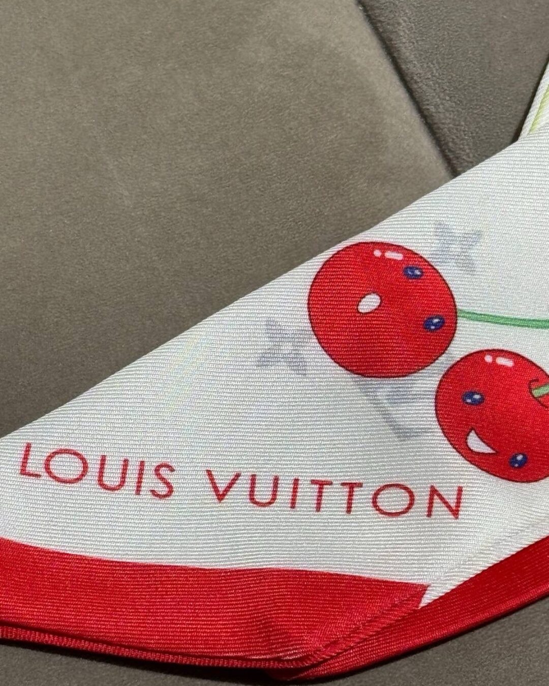 Сумка Louis Vuitton x Takashi Murakami Cherry Wallet on Chain Ivy. — изображение 8