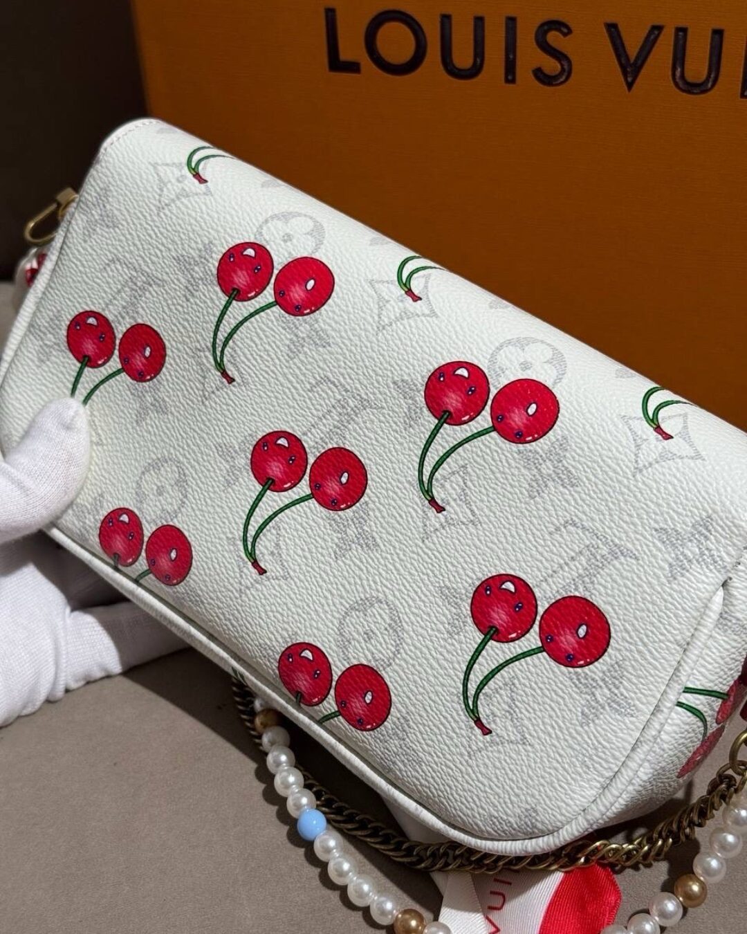 Сумка Louis Vuitton x Takashi Murakami Cherry Wallet on Chain Ivy. — изображение 4